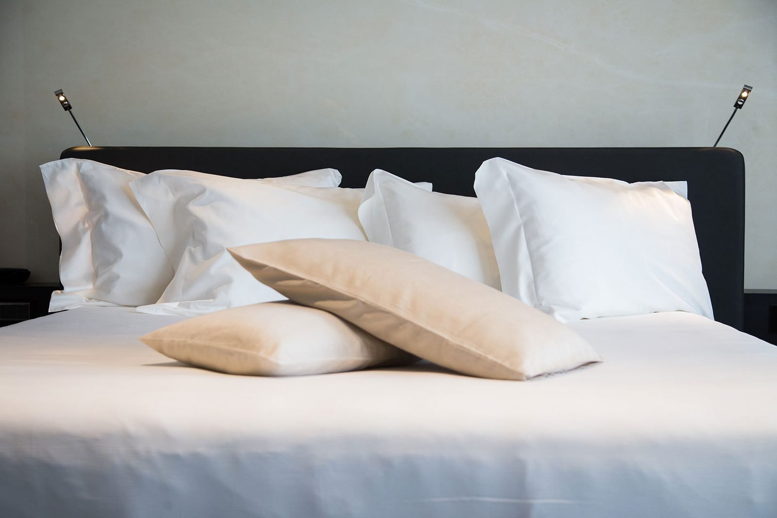 A superior room bed at the Maritim Plaza